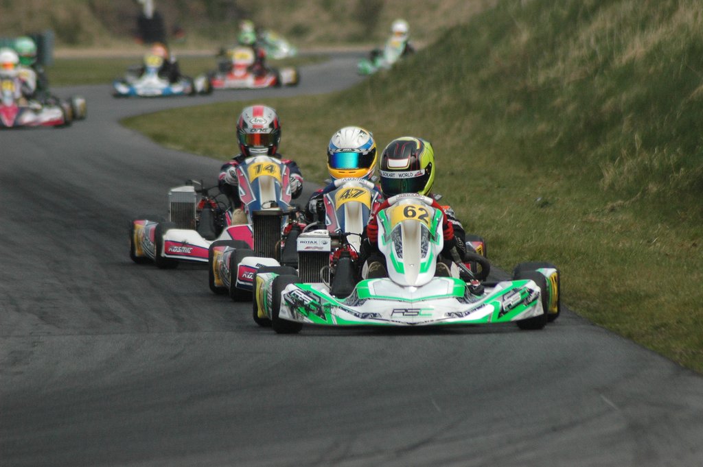 Hård kamp i Rotax Junior mellem Oskar Kristensen (62), Rasmus Vendelbo (47) og Rasmus Andersen (14)
(Foto: Niels Kiilerich)